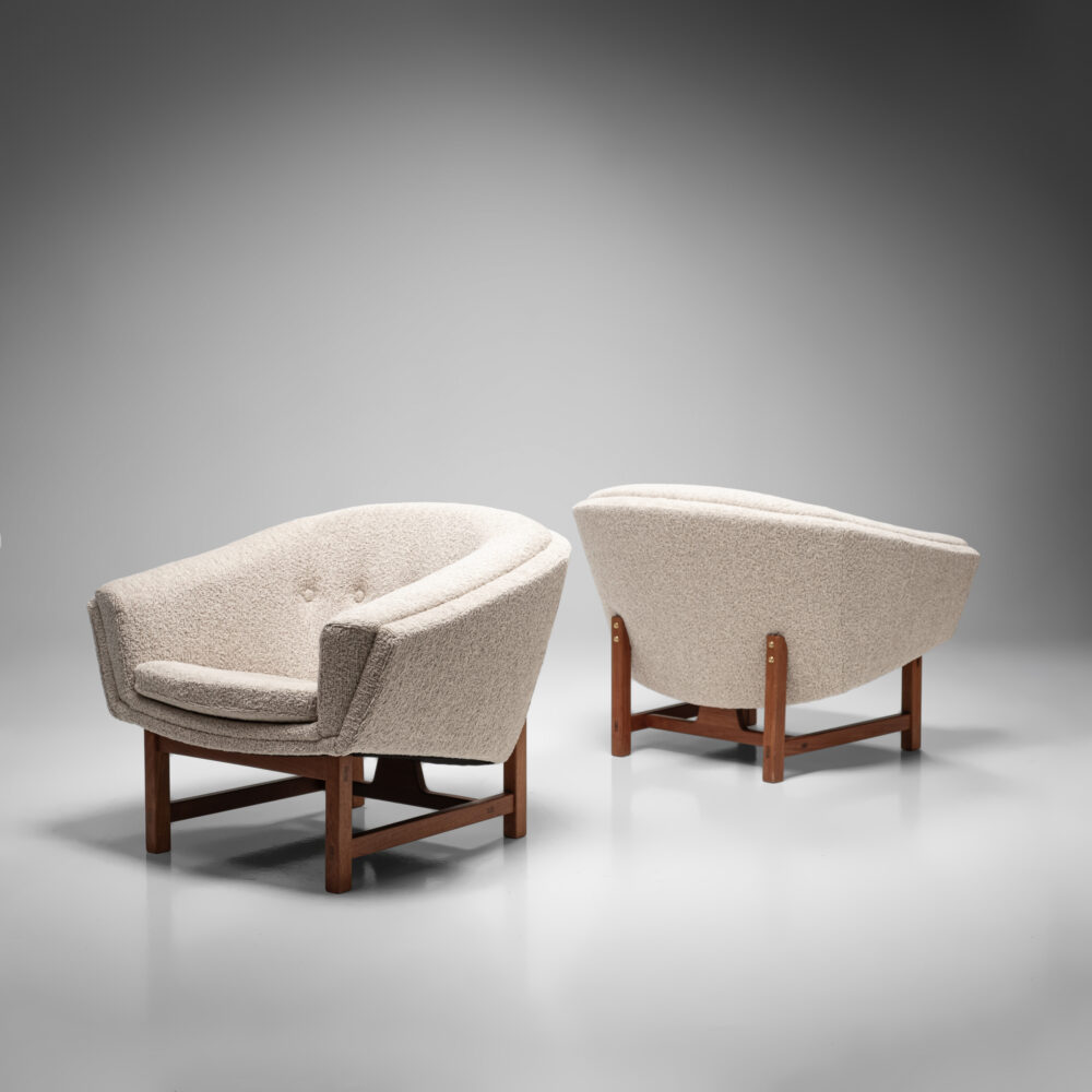 Model 1200 ‘Corona’ Armchairs, Set of 2