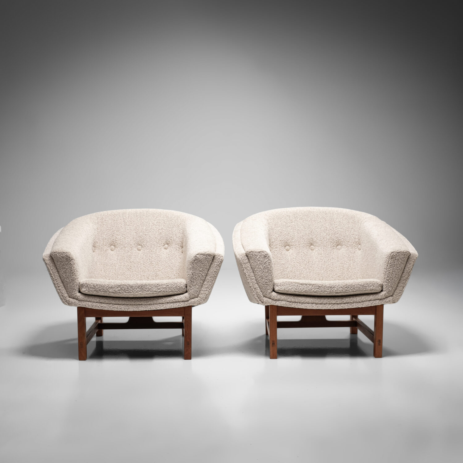 Model 1200 ‘Corona’ Armchairs, Set of 2