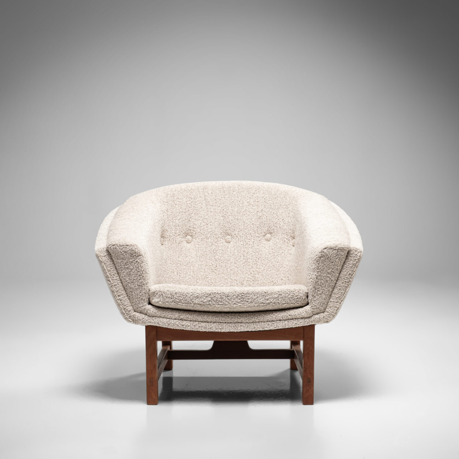 Model 1200 ‘Corona’ Armchairs, Set of 2
